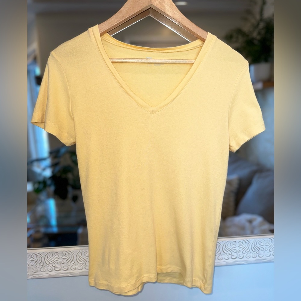 Gap Light Yellow V-neck 100% Cotton Short Sleeve Tee Top - M